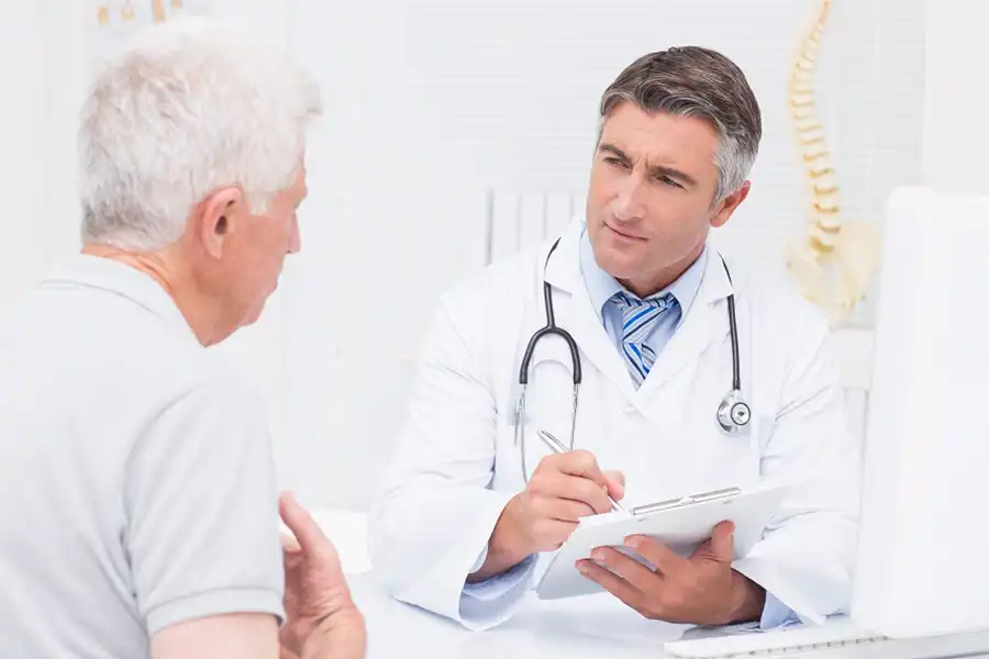 پزشک معالج با معاینه بیمار و براساس نتایج اقدامات تشخیصی، تاریخچه پزشکی بیمار را تکمیل میکند.
