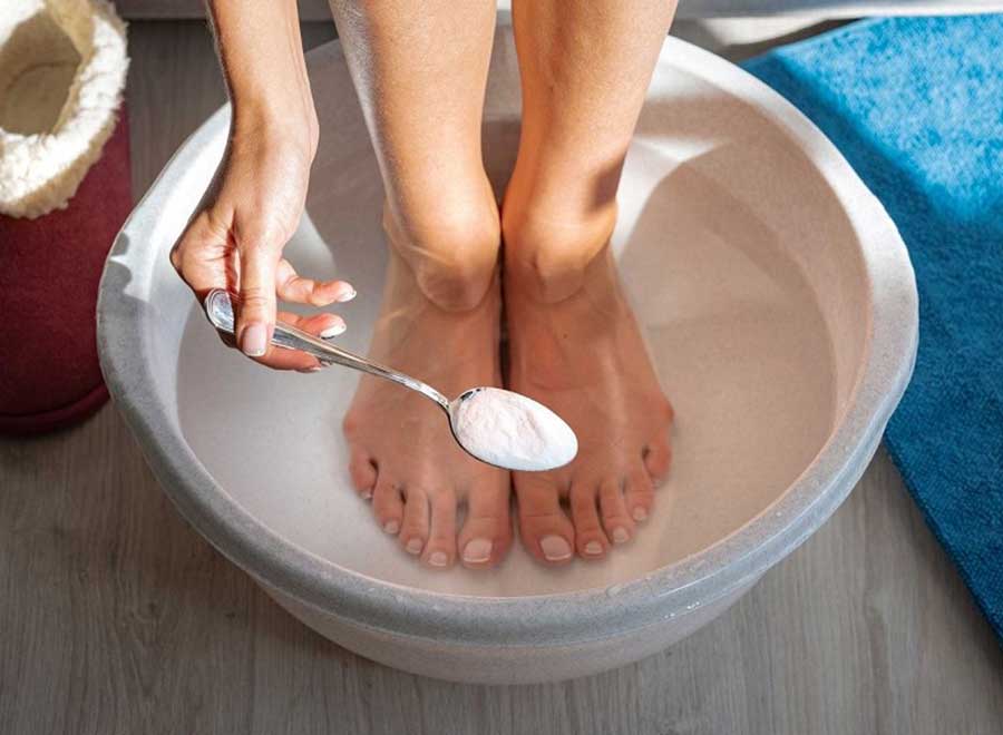 قراردادن پا در آب. پاهای خود را روزی چندبار در ترکیب آب و نمک اپسوم، بگذارید.