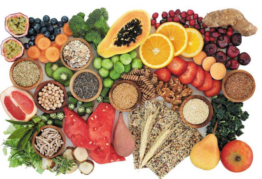 مصرف روزانۀ غذاهای کمچربی و فیبردار، یعنی غلات کامل (مثل نان سبوسدار یا برنج قهوهای)، میوهها (مثل آلو و سیب باپوست) و سبزیجات (مثل ذرت و کلم بروکلی)