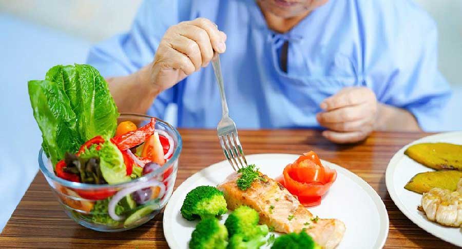 میتوان از رژیم غذایی سالم برای مدیریت و درمان کم خونی سالمندان، کمک گرفت.