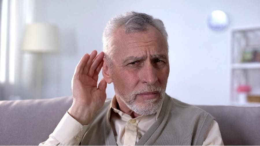 پیرگوشی یا کمشنوایی تدریجی که باعث میشود صداهای با فرکانس بالا یا زیر، مثل صدای زنان را نشنویم