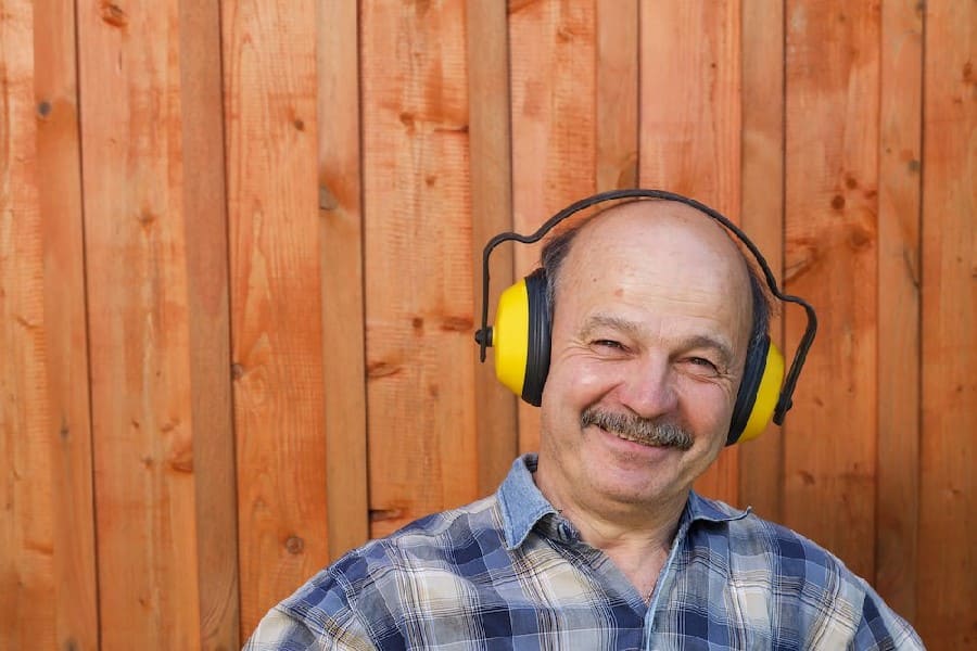 اجتناب از قرارگرفتن درمعرض صداهای بلند؛ واردنکردن اشیایی مثل گوشپاککن به گوش