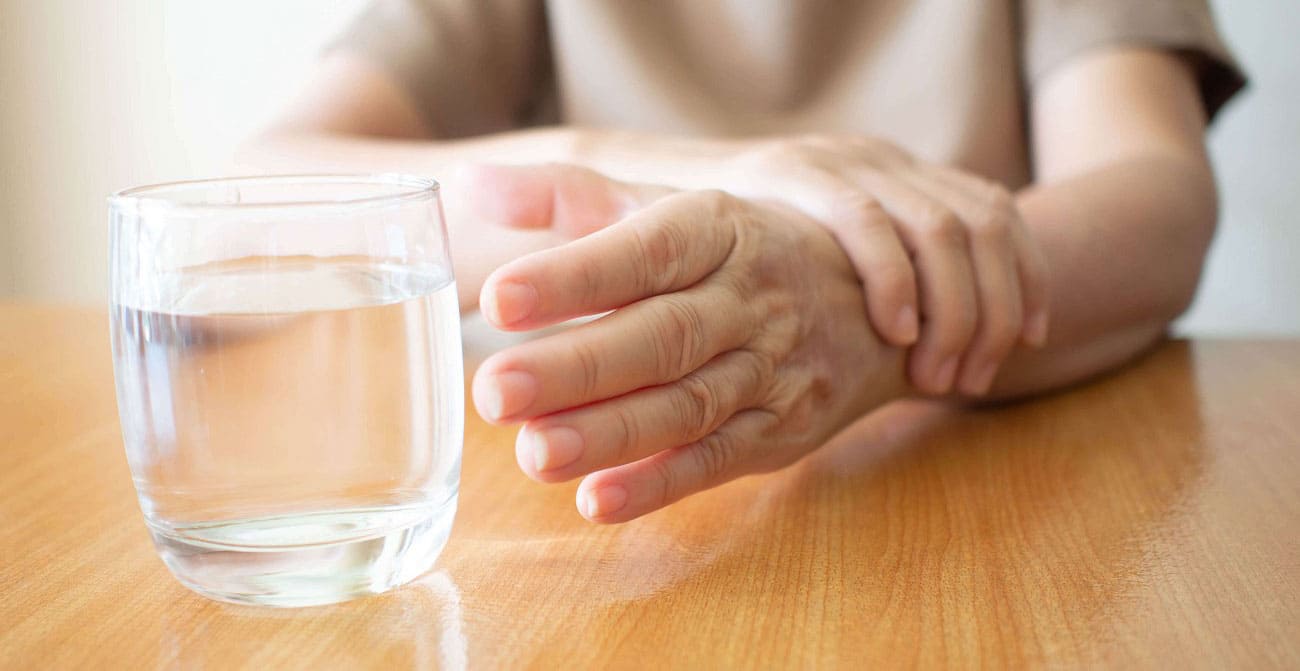 بررسی علل و راهکارهای درمان لرزش سالمندان