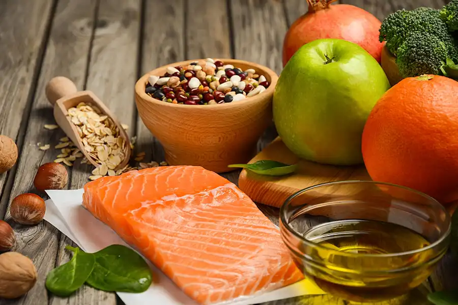 با داشتن رژیم غذایی سرشار از میوه، سبزیجات، ماهیهای چرب و روغنهای مفید میتوان از خشکی پوست در سالمندی جلوگیری کرد.