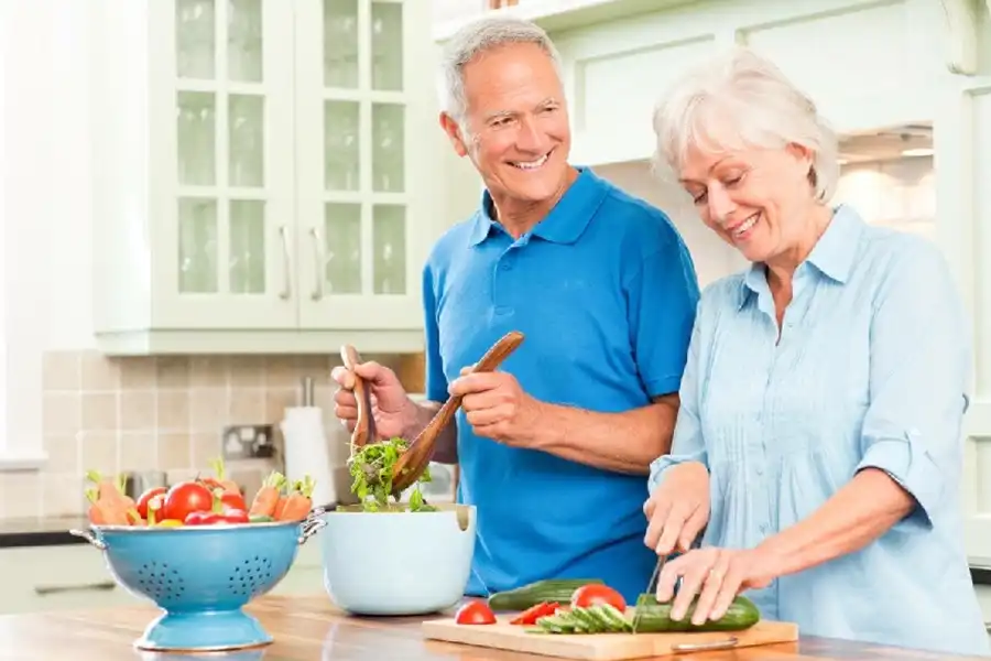 مدیریت تغذیه و اصلاح رژیم غذایی، نقش مهمی در درمان سردرد سالمندان دارند.