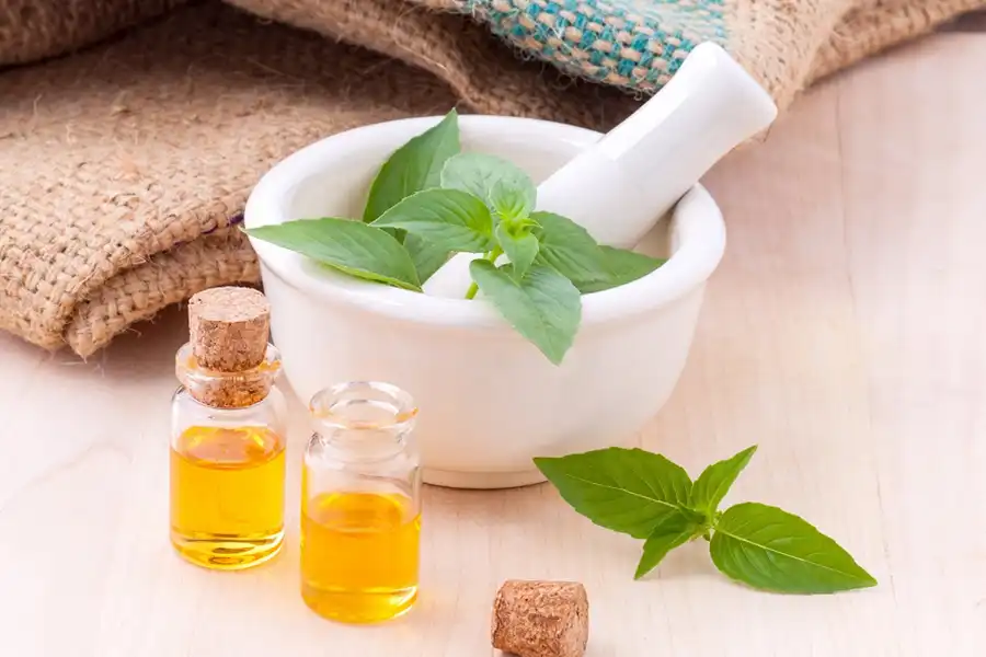 شیوههای طبیعی برای درمان زخم دهان سالمندان