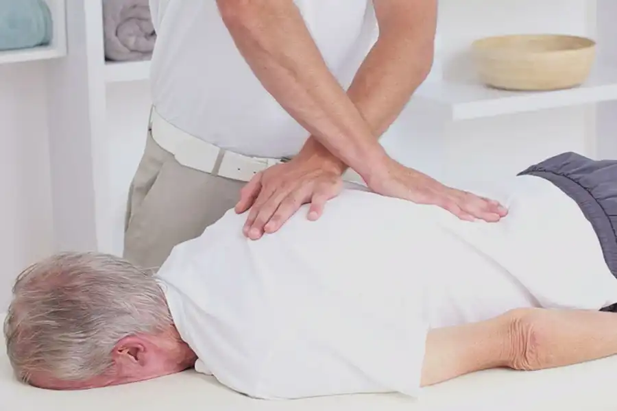 استفاده از تکنیکهای دستی، یکی از بهترین و مؤثرترین شیوههای فیزیوتراپی در سالمندی است.