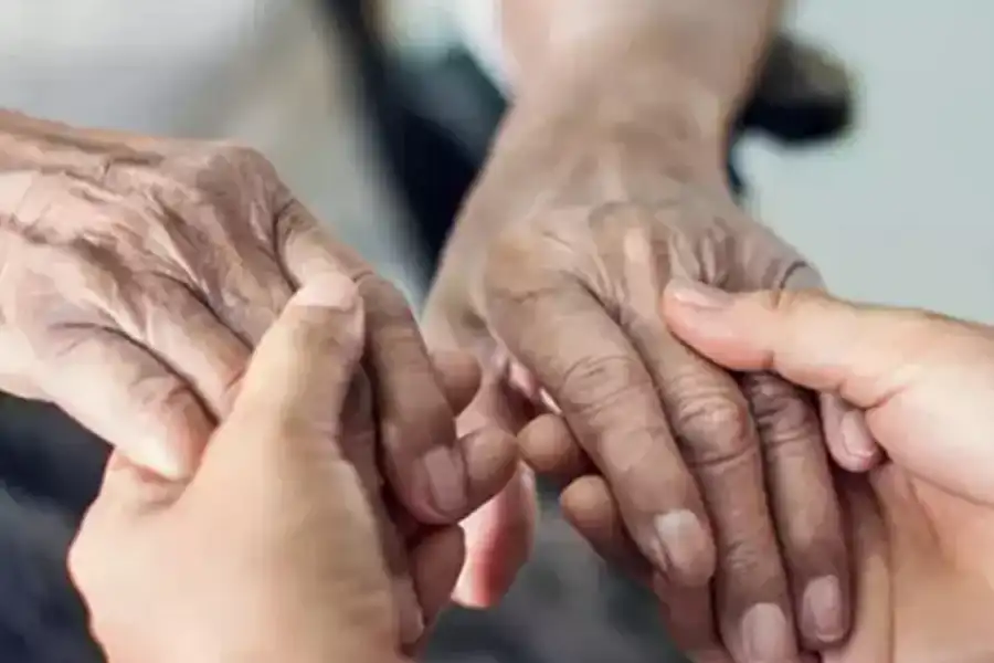 زندگی سالمندان بههمراه اعضای خانواده، تأثیر مثبتی بر روحیه آنها میگذارد.