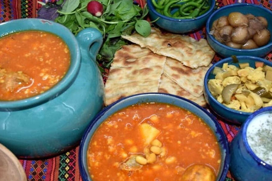 ناهار متعادل، شامل غلات کامل (مثل نان سنگک)، پروتئین (مثل گوشت و حبوبات)، سبزیجات، میوه و لبنیات (مثل دوغ) است.